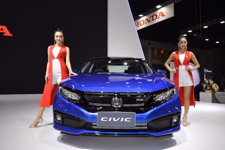 Tại thị trường Thái Lan, giá xe Honda Civic 2019 mới với 4 bản trang bị, bao gồm 1.8 E, 1.8 EL, 1.5 Turbo và 1.5 Turbo RS sẽ dao động từ 874.000 - 1.219.000 Baht (tương đương 618,5 - 861,5 triệu đồng). Dự kiến, sau Thái Lan, Honda Civic 2019 sẽ sớm ra mắt những thị trường Đông Nam Á khác, trong đó có Việt Nam.