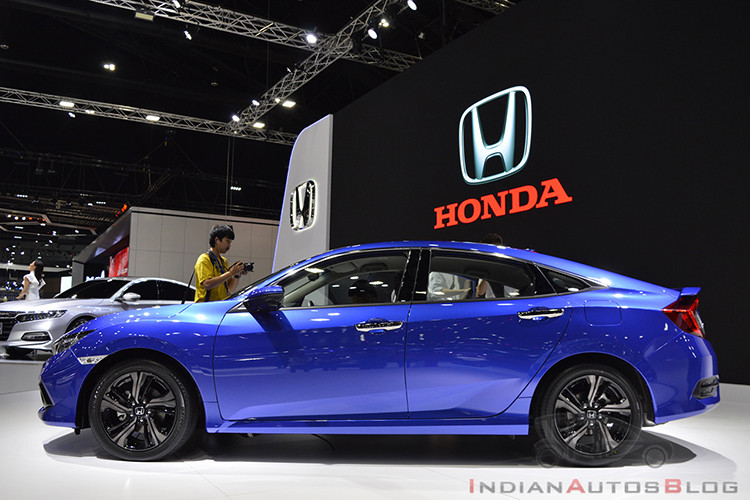 Khi mua Honda Civic 2019, khách hàng có thể chọn 1 trong 5 màu sơn ngoại thất là xanh dương Brilliant Sporty Blue Metallic, trắng Platinum White Pearl, bạc Lunar Silver Metallic, xám Modern Steel Metallic và đen Crystal Black Pearl. Trong đó, xanh dương và trắng là hai màu sơn mới.