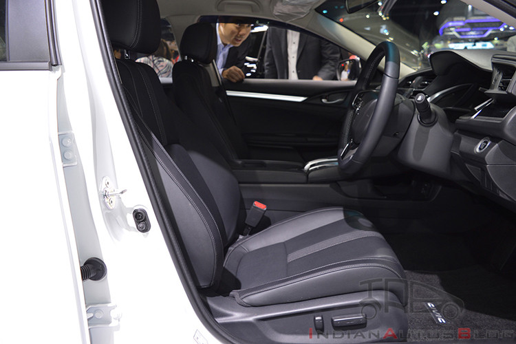 Riêng ở bản 1.5 Turbo RS cao cấp nhất, Honda Civic 2019 sẽ có thêm hệ thống định vị và hệ thống âm thanh 8 loa. Những trang bị nổi bật khác của Honda Civic 2019 tại Thái Lan bao gồm tính năng mở cửa không cần chìa khóa, nút bấm khởi động máy, điều hòa tự động, ghế lái chỉnh điện 8 hướng (trừ bản 1.8 E).