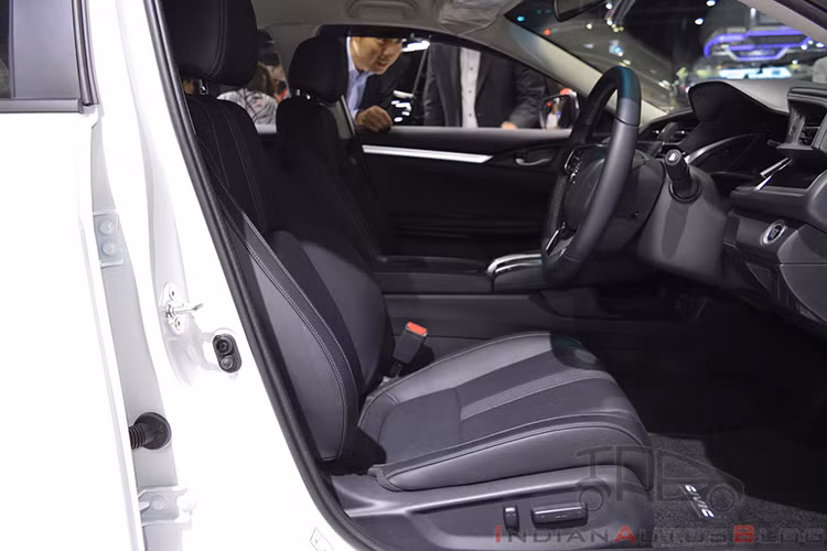 Riêng ở bản 1.5 Turbo RS cao cấp nhất, Honda Civic 2019 sẽ có thêm hệ thống định vị và hệ thống âm thanh 8 loa. Những trang bị nổi bật khác của Honda Civic 2019 tại Thái Lan bao gồm tính năng mở cửa không cần chìa khóa, nút bấm khởi động máy, điều hòa tự động, ghế lái chỉnh điện 8 hướng (trừ bản 1.8 E).