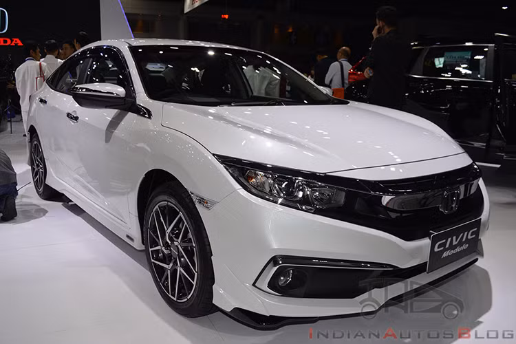 Mẫu xe sedan cỡ C Honda Civic 2019 đã chính thức ra mắt thị trường Đông Nam Á trong triển lãm Thai Motor Expo 2018 ở Thái Lan. Được biết, Thái Lan là thị trường Đông Nam Á đầu tiên đón nhận Honda Civic 2019 sau khi mẫu xe này trình làng tại Mỹ vào hồi tháng 8 năm nay.
