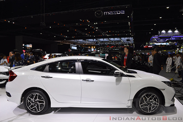 Tại thị trường Thái Lan, Honda Civic mới được chia thành 4 bản trang bị, bao gồm 1.8 E, 1.8 EL, 1.5 Turbo và 1.5 Turbo RS. Về thiết kế, xe sở hữu phần đầu cải tiến với thanh màu đen dày dặn trên lưới tản nhiệt thay vì mạ crôm sáng bóng như trước, giống xe ở Mỹ. Thanh màu đen này kéo dài đến cụm đèn pha thanh mảnh không thay đổi thiết kế ở hai bên.