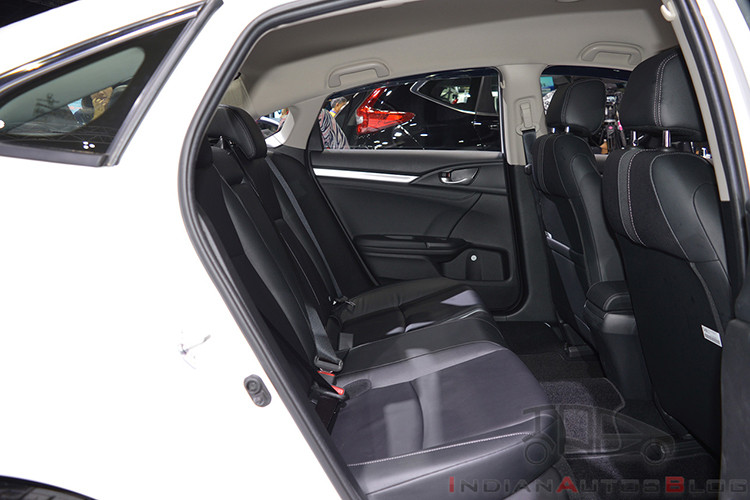 Ngoài ra, ghế phụ lái có thể điều chỉnh điện 4 hướng (chỉ ở bản 1.5 Turbo và 1.5 Turbo RS), ghế bọc da (trừ 1.8 E), dải đèn LED định vị ban ngày, đèn hậu LED hay đèn pha projector. Chỉ có bản 1.5 Turbo RS được trang bị đèn pha LED, logo màu đỏ trên lưới tản nhiệt và cánh gió đuôi thể thao.