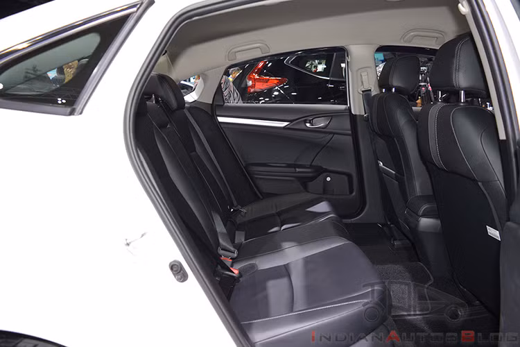 Ngoài ra, ghế phụ lái có thể điều chỉnh điện 4 hướng (chỉ ở bản 1.5 Turbo và 1.5 Turbo RS), ghế bọc da (trừ 1.8 E), dải đèn LED định vị ban ngày, đèn hậu LED hay đèn pha projector. Chỉ có bản 1.5 Turbo RS được trang bị đèn pha LED, logo màu đỏ trên lưới tản nhiệt và cánh gió đuôi thể thao.