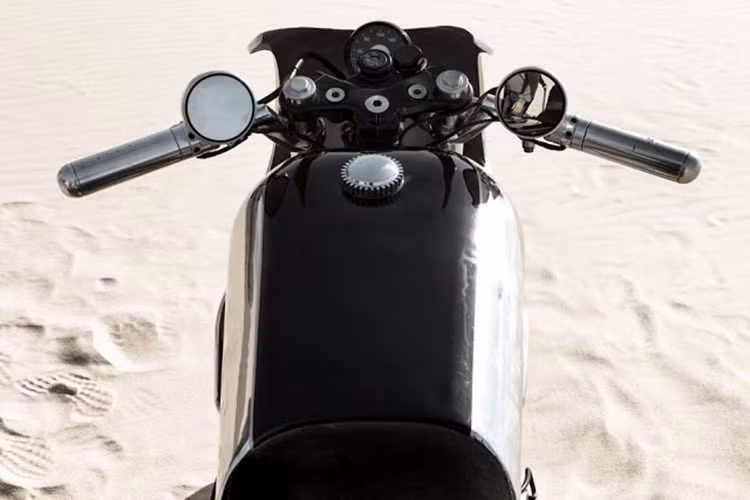 Đi về phía sau, Jaeger đã được Bandit9 "ích kỷ hóa" bằng cách sử dụng bộ yên solo bằng da thủ công gọn gàng có khả năng kháng nước tốt. Bộ yên này tất nhiên chỉ dành cho một người lái mà thôi và có lẽ, nó cũng giúp cho người lái có dáng ngồi Sport bike hơn trước khi có độ dày lớn.