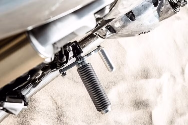 Một điểm khá đáng tiếc là bộ chảng ba, bàn thờ trên Jaeger lại chưa được xưởng độ thay thế hoặc độ lại khi vẫn để 2 lỗ chờ bắt cùm ghi đông chưa đẹp trên dàn đầu quá hoàn mĩ của chiếc xe. Một điểm gây ấn tượng khá mạnh trên khu vực bình xăng của chiếc xe không phải là bộ màu Chrome láng mịn mà đó lại chính là nắp xăng custom.