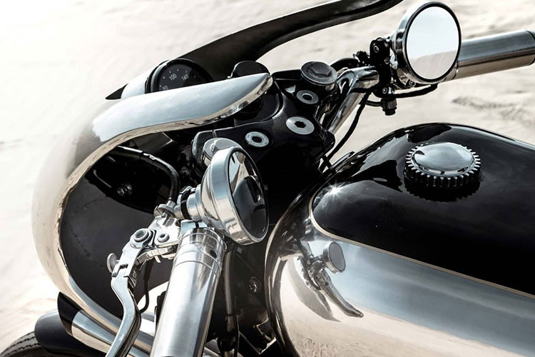 Ở phía trước, dàn đầu của chiếc xe Royal Enfield Continental GT 650D được loại bỏ hoàn toàn đèn pha, xi-nhan nguyên bản để thay thế bằng một bộ fairing mạ Chrome đầy cuốn hút. Trên đó, hình ảnh mũi tên lửa được sử dụng để tạo cho chiếc xe vẻ đẹp đậm chất tốc độ nhưng vẫn đảm bảo khả năng chiếu sáng bằng cách đưa cặp đèn vào 2 hốc gió đặt đối xứng.