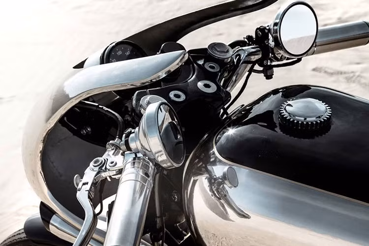 Ở phía trước, dàn đầu của chiếc xe Royal Enfield Continental GT 650D được loại bỏ hoàn toàn đèn pha, xi-nhan nguyên bản để thay thế bằng một bộ fairing mạ Chrome đầy cuốn hút. Trên đó, hình ảnh mũi tên lửa được sử dụng để tạo cho chiếc xe vẻ đẹp đậm chất tốc độ nhưng vẫn đảm bảo khả năng chiếu sáng bằng cách đưa cặp đèn vào 2 hốc gió đặt đối xứng.