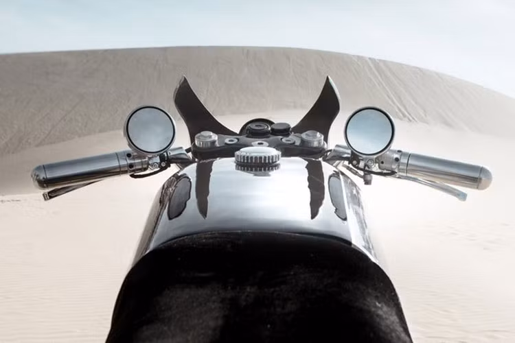 Từ những hình ảnh đặc biệt được ghi lại như "trời tây" cho đến chiếc xe mang hình ảnh độc dị đã đều khiến các biker phải thổn thức. Thậm chí, có người còn yêu cầu Royal Enfield đưa những bản độ như trên thành phiên bản đặc biệt được hãng bán ra giới hạn.