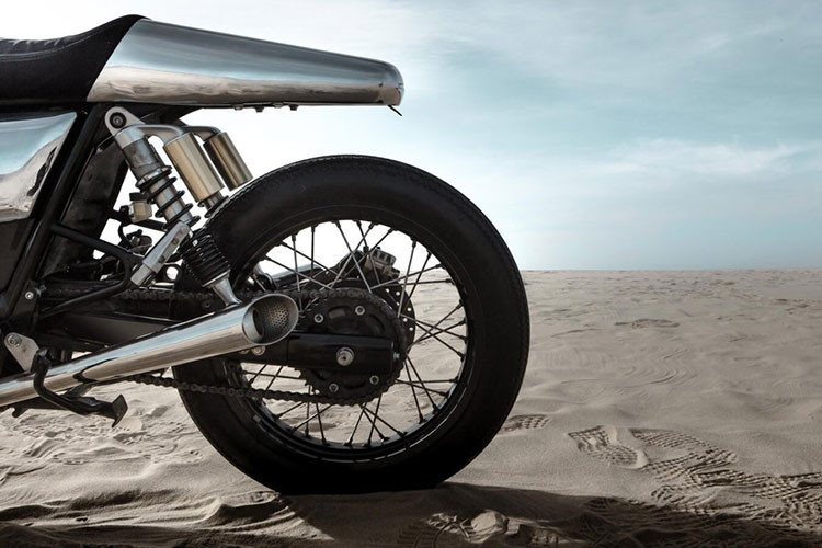 Dàn điều khiển của bản độ, chúng ta sẽ thấy được rất nhiều điểm đặc biệt trên Jaeger như bộ đồng hồ độ, cặp tay lái Clip-on độ mạ Chrome, cặp gương độc đáo cùng với toàn bộ chi tiết trên khu vực tay lái đều mang màu Chrome bạc đầy ma mị và bóng bẩy. Đặc biệt hơn, đây là một bản độ ưu tiên cái đẹp nên xưởng độ đã sử dụng cặp tay nắm bằng kim loại cũng được mạ Chrome láng mịn.