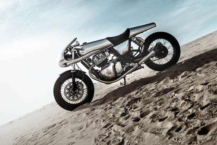 Được biết, xưởng độ mang tên Bandit9 hiện tại đang được đặt đại bản doanh ở TP HCM và là một trong những điểm độ xe độc đáo và đặc biệt hàng đầu Việt Nam. Chiếc Royal Enfield 650 Twins độ trong bài viết này của xưởng Bandit9 đã được vinh danh tại Ấn Độ.