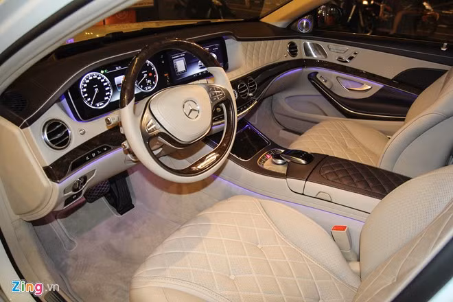 Tay lái khá lớn bọc gỗ cao cấp với những phím điều khiển cơ bản tích hợp ngay trên vị trí lái.