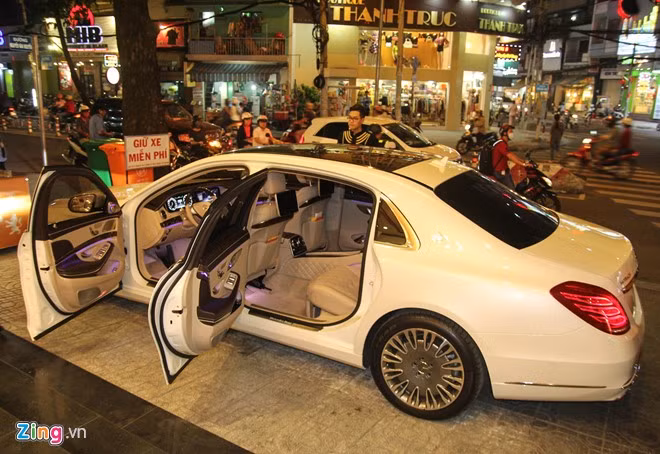 Có thể thấy rõ khoang nội thất của siêu xe sang S600 xa xỉ tột bậc với chất liệu da Nappa cùng gỗ Desino bao phủ. Những đường chỉ khâu tay được thợ thủ công may tinh tế.