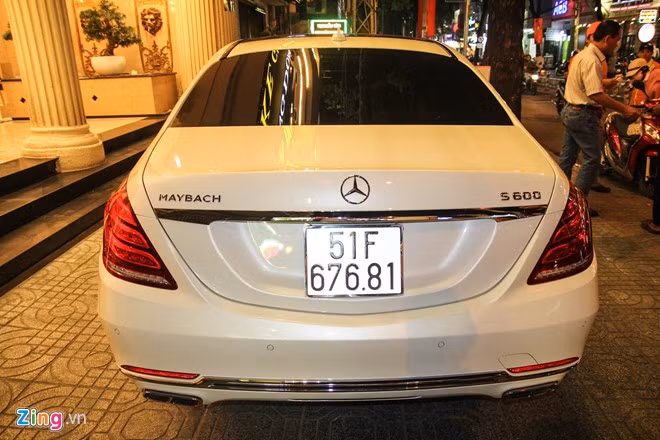 Với chiều dài 5.453 mm, với trục cơ sở kéo dài thêm 20 cm, Maybach S600 khác biệt hoàn toàn so với những chiếc Mercedes-Benz S-Class thông thường. Nhìn từ bên hông, đường nét thiết kế mang dấu ấn của mẫu Maybach 57 vang danh một thời.