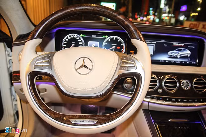 Trên bảng táp lô, hai màn hình màu phía trước hiện đầy đủ thông số hành trình cũng như hệ thống giải trí. Đặc biệt bảng điều khiển trung tâm còn có đồng hồ cơ hiệu IWC.