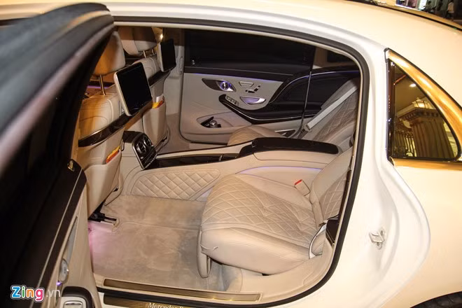 Hàng ghế sau có khoảng duỗi chân khá thoải mái nhờ trục cơ sở kéo dài. Nệm dầy, đặc biệt ghế master bên phía tay phải còn có nệm kê chân và chế độ masage cho chủ nhân giảm mệt mỏi.