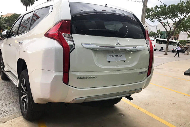 Tiếp đến, theo thông số kỹ thuật được tư vấn bán hàng này chia sẻ, bản số sàn máy dầu mới của Mitsubishi Pajero Sport sẽ được trang bị động cơ diesel MIVEC 2.4L, kết hợp với hộp số sàn 6 cấp và hệ dẫn động cầu sau, cho công suất tối đa 181 mã lực tại tua máy 3.500 vòng/phút cùng mô-men xoắn cực đại 430 Nm tại tua máy 2.500 vòng/phút.