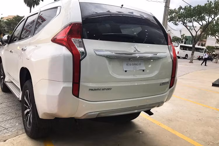 Tiếp đến, theo thông số kỹ thuật được tư vấn bán hàng này chia sẻ, bản số sàn máy dầu mới của Mitsubishi Pajero Sport sẽ được trang bị động cơ diesel MIVEC 2.4L, kết hợp với hộp số sàn 6 cấp và hệ dẫn động cầu sau, cho công suất tối đa 181 mã lực tại tua máy 3.500 vòng/phút cùng mô-men xoắn cực đại 430 Nm tại tua máy 2.500 vòng/phút.