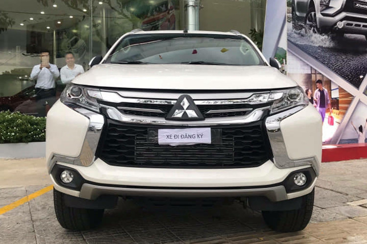 Trên phiên bản D4x2MT mới này, Mitsubishi Pajero Sport sẽ được trang bị đèn pha dạng halogen truyền thống, kính chiếu hậu chỉnh/gập điện và tích hợp xi-nhan báo rẽ. Ngoài ra, la-zăng của xe có kích cỡ 18 inch, bao bọc trong bộ lốp 265/60R18.