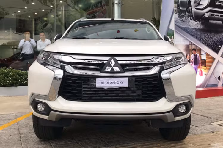 Trên phiên bản D4x2MT mới này, Mitsubishi Pajero Sport sẽ được trang bị đèn pha dạng halogen truyền thống, kính chiếu hậu chỉnh/gập điện và tích hợp xi-nhan báo rẽ. Ngoài ra, la-zăng của xe có kích cỡ 18 inch, bao bọc trong bộ lốp 265/60R18.