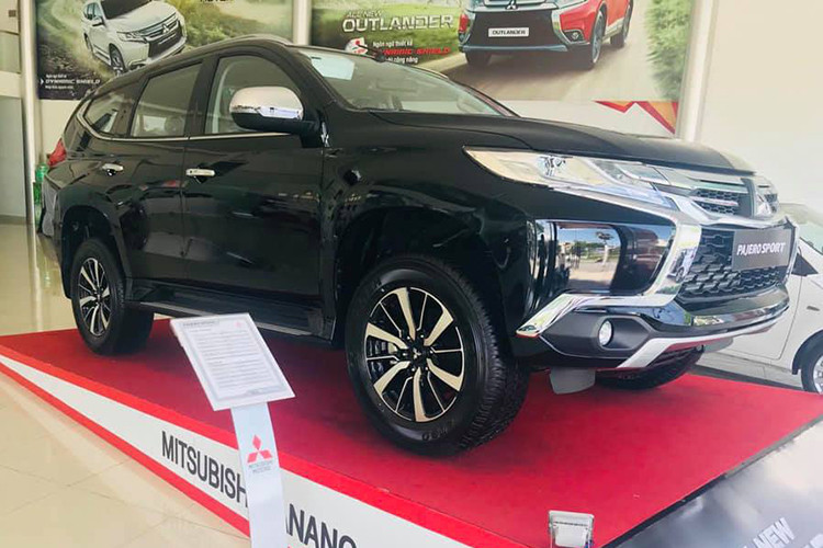 So cùng các đối thủ Toyota Fortuner 4x2MT, Ford Everest Ambiente 4x2, Isuzu mu-X 4x2MT và Chevrolet Trailblazer 4x2 MT thì Mitsubishi Pajero Sport 2019 D4x2MT sẽ nhẹ hơn rất nhiều. Dựa vào thông số kỹ thuật so sánh, chúng ta có thể thấy bản số sàn máy dầu của Mitsubishi Pajero Sport sẽ có sức mạnh nổi trội hơn các đối thủ còn lại.