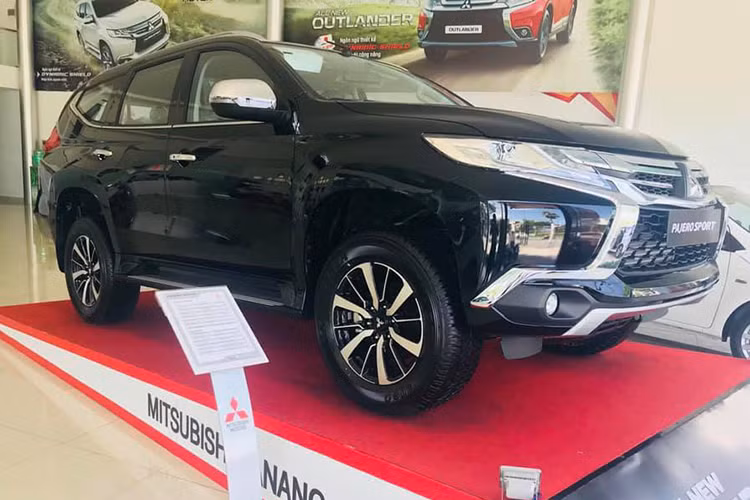 So cùng các đối thủ Toyota Fortuner 4x2MT, Ford Everest Ambiente 4x2, Isuzu mu-X 4x2MT và Chevrolet Trailblazer 4x2 MT thì Mitsubishi Pajero Sport 2019 D4x2MT sẽ nhẹ hơn rất nhiều. Dựa vào thông số kỹ thuật so sánh, chúng ta có thể thấy bản số sàn máy dầu của Mitsubishi Pajero Sport sẽ có sức mạnh nổi trội hơn các đối thủ còn lại.