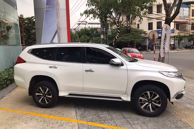 Về thiết kế ngoại thất, Mitsubishi Pajero Sport 2019 sẽ không có thay đổi gì so với trước đó. Phần đầu xe vẫn nổi bật với lưới tản nhiệt theo dạng Dynamic Shield đã xuất hiện trên Mitsubishi Xpander hay mẫu bán tải Mitsubishi Triton 2019 chuẩn bị ra mắt ở Việt Nam.
