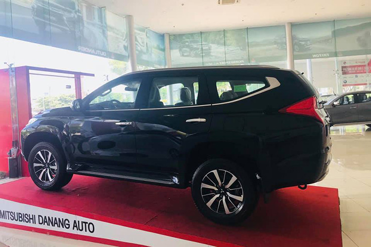 Tiếp đến, về trang bị nội thất, Mitsubishi Pajero Sport 2019 D4x2MT sẽ có điều hòa tự động 1 vùng, vô lăng bọc da, ghế bọc nỉ, đầu DVD cùng 6 loa âm thanh. Tuy nhiên, lẫy chuyển số, chìa khóa thông minh và khởi động nút bấm đã bị cắt đi trên bản trang bị mới của Pajero Sport.