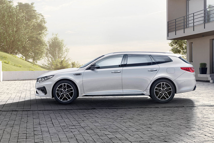 Trong khi đó, hãng cũng đưa ra tùy chọn động cơ xăng 1,6 lít mạnh 177 mã lực, kết hợp hộp số ly hợp kép 7 cấp. Sau khi giới thiệu tại triển lãm ôtô Geneva diễn ra vào tháng 4/2018 tới đây, mẫu xe Kia Optima 2019 bản wagon sẽ chính thức bán ra thị trường châu Âu quý 3 năm nay, mức giá bán vẫn chưa được tiết lộ.