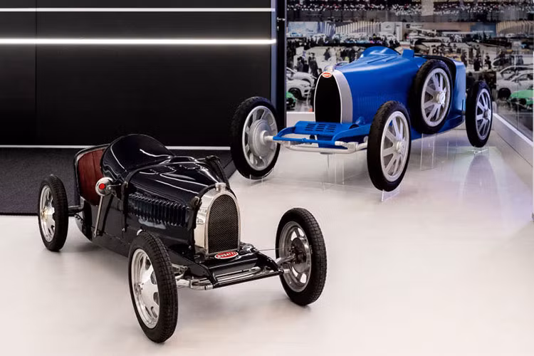 Đương nhiên Baby II sẽ không có trang bị một động cơ tăng áp tứ W16 dung tích 8.0 lít sản sinh 1.479 mã lực như những chiếc Bugatti thông thường ngày nay, thế nên bạn sẽ buộc phải vừa lòng với một mô-tơ điện sản sinh 1,3 mã lực trong “chế độ trẻ em.”