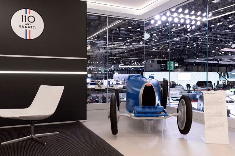 Chưa hết, trong khi tất cả các mẫu siêu xe Bugatti thời nay đều có hệ thống dẫn động 4 bánh AWD cần thiết để triển khai đống mã lực 4 chữ số lên mặt đường một cách hiệu quả, Bugatti Baby II mới sẽ chỉ sử dụng một bố cục hệ dẫn động cầu sau mà thôi.