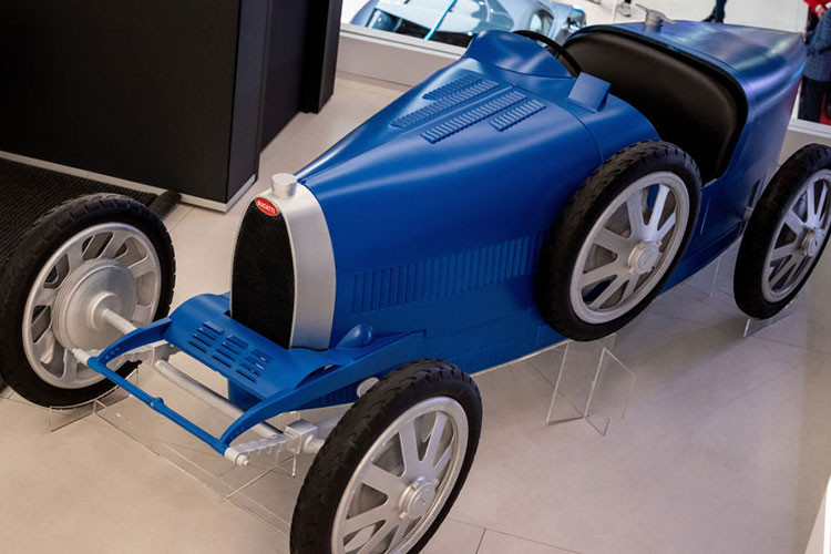 Tốc độ tối đa của mẫu Bugatti cho đại gia nhí được hạn chế điện tử là 20 km/h, nhưng chuyển sang “chế độ người lớn” và công suất sẽ được nâng lên 5 mã lực trong khi vận tốc tối đa cũng tăng lên mức giới hạn mới là 45 km/h.