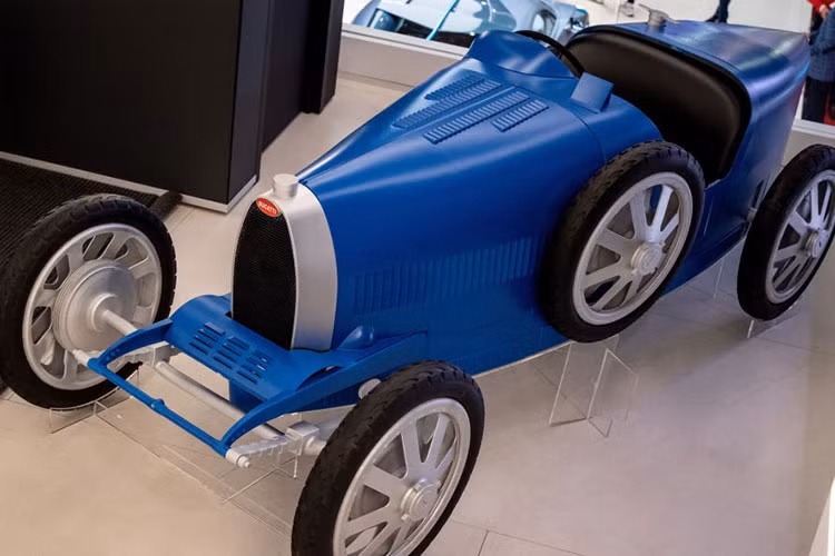 Tốc độ tối đa của mẫu Bugatti cho đại gia nhí được hạn chế điện tử là 20 km/h, nhưng chuyển sang “chế độ người lớn” và công suất sẽ được nâng lên 5 mã lực trong khi vận tốc tối đa cũng tăng lên mức giới hạn mới là 45 km/h.