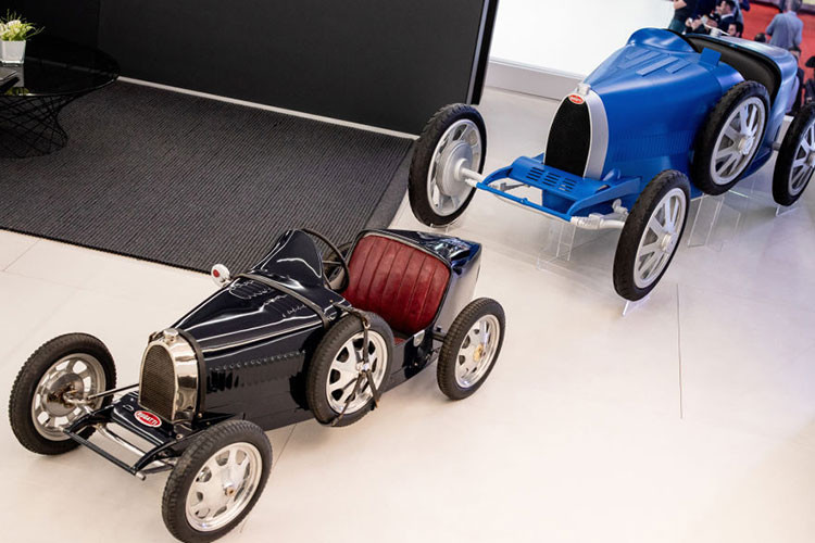 Về bản chất, Bugatti cũng sẽ chế tạo một số lượng Baby II giống với tiền nhân của nó, hoàn thiện với một tấm bảng đánh số đơn lẻ để phản ánh tính độc quyền của nó. Trong khi mẫu xe nguyên bản chỉ vốn phù hợp cho trẻ em, mẫu xe mới có thể nhét vừa cả người lớn bởi nó có kích thước lớn hơn.