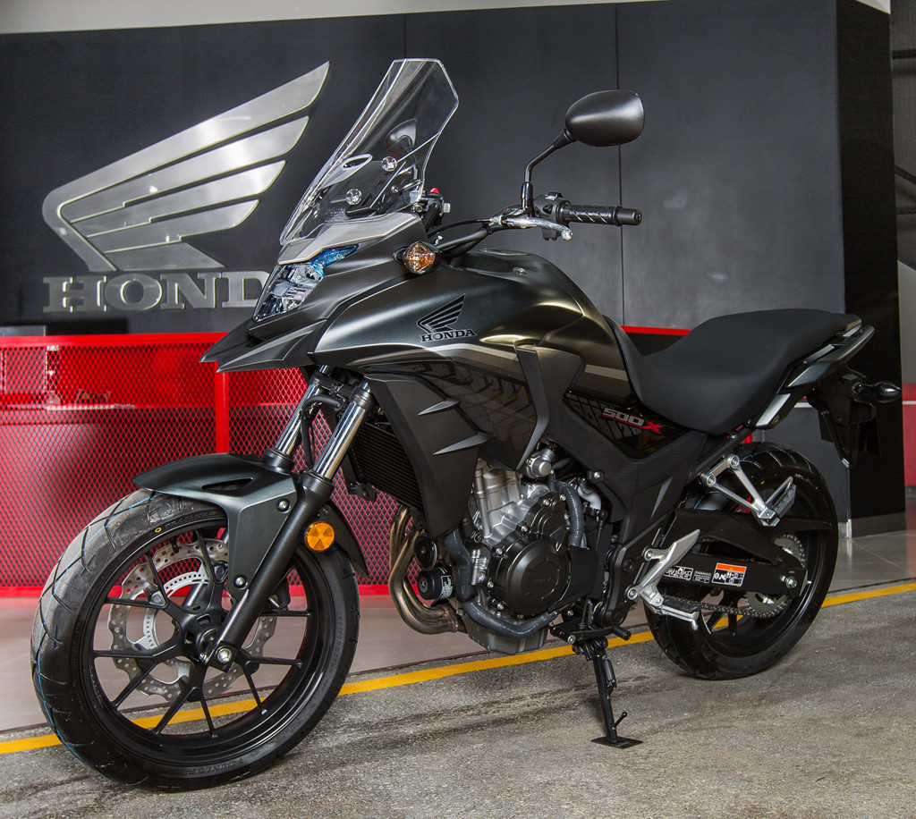 Mẫu xe Honda CB500X - 180 triệu đồng: CB500X thuộc phân khúc adventure tầm trung. Trang bị không khác nhiều so với những “người anh em” khác cùng phân khối, vẫn là đèn LED, đồng hồ LCD, chống bó cứng phanh ABS 2 kênh. Động cơ tương tự Rebel 500 và CB500F.