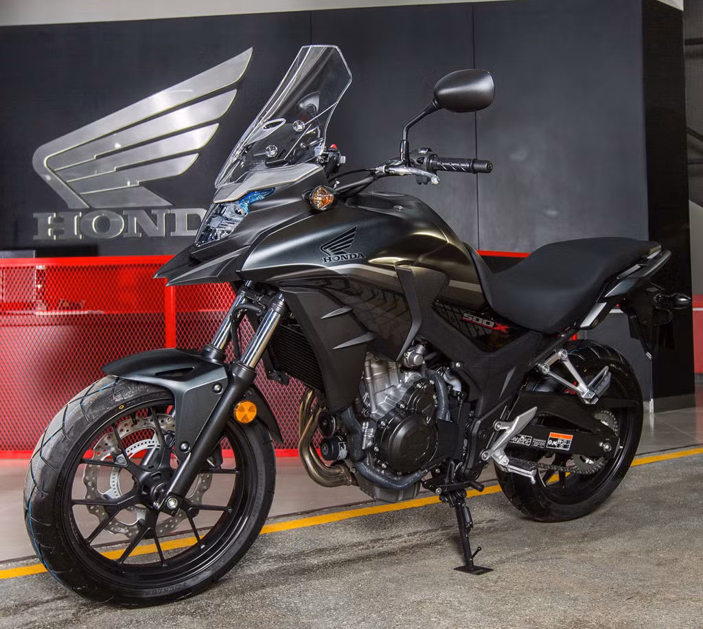 Mẫu xe Honda CB500X - 180 triệu đồng: CB500X thuộc phân khúc adventure tầm trung. Trang bị không khác nhiều so với những “người anh em” khác cùng phân khối, vẫn là đèn LED, đồng hồ LCD, chống bó cứng phanh ABS 2 kênh. Động cơ tương tự Rebel 500 và CB500F.