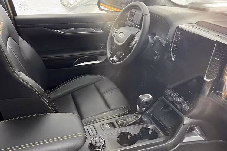 Qua hình ảnh có thể thấy, nội thất của Ford Ranger Wildtrak 2022 sẽ có đầy đủ trang bị tiện nghi và an toan không thua kém phiên bản được bán tại Thái Lan. Xe có phanh tay điện tử, núm xoay chuyển cầu, nút bấm chuyển chế độ lái, màn hình giải trí thiết kế dọc kích thước 12 inch và điều hoà tự động 2 vùng. Trên gương chiếu hậu cũng có camera của hệ thống camera 360 độ quanh xe.