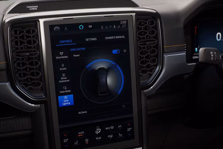 Ngoài ra, Ford Ranger Wildtrack 2022 tại Việt Nam sẽ có đủ các trang bị như hỗ trợ đổ đèo, cảnh báo va chạm khi lùi chuồng, hỗ trợ giữ làn đường, hỗ trợ phanh tự động tích hợp phát hiện người đi bộ, cảnh báo va chạm phía trước đi kèm hỗ trợ phanh, cảnh báo chệch làn đường, phát hiện điểm mù, cảnh báo phương tiện cắt ngang khi lùi, hỗ trợ phanh khi lùi, hỗ trợ đánh lái tránh va chạm, cảm biến khoảng cách phía trước và 7 túi khí.