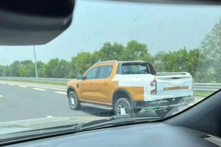 Tại Thái Lan, Ford Ranger 2022 Wildtrak 2.0L Bi-Turbo 4x4 10AT cao cấp nhất có giá bán 1,299 triệu Baht (tương đương 885 triệu đồng). Với những hình ảnh chạy thử mới được bắt gặp, thời gian ra mắt khách hàng Việt của Ford Ranger chắc không còn xa.
