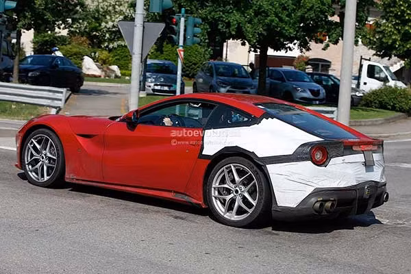 Ferrari F12 Berlinetta bat ngo lo dien phien ban moi-Hinh-2