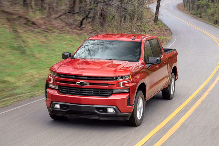 Có thể nói, đây là lần đầu tiên mẫu xe bán tải "khủng long" Chevrolet Silverado được trang bị động cơ 4 xi-lanh. Động cơ tăng áp hoàn toàn mới này tạo ra công suất tối đa 310 mã lực đồng thời thay thế loại V6, dung tích 4,3 lít cũ. Động cơ 4 xi-lanh mới sẽ được trang bị tiêu chuẩn cho Chevrolet Silverado 2019 bản LT và RST mới tại thị trường Mỹ.