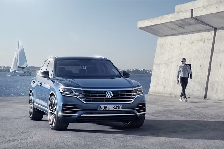 Volkswagen Touareg 2019 sở hữu kích thước 4.878mm dài, dài hơn 77mm so với trước, rộng 1.984mm (+44mm) và cao 1.702mm (-8mm). Mặc dù tăng kích thước, trọng lượng xe mới lại nhẹ hơn 106kg nhờ sử dụng cấu trúc khung sườn bằng vật liệu hòa trộn với tỉ lệ nhôm chiếm 48% và thép cường lực 52%.