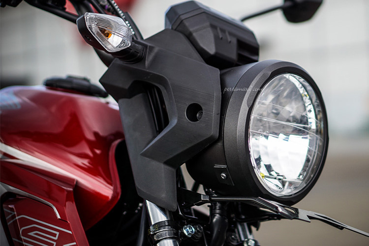 Về thiết kế, CB150R Verza sở hữu kiểu dáng của một chiếc xe côn tay backbone bình dân cổ điển rất phổ biến ở các nước châu Á, phối hợp với những đường nét tương tự các dòng naked-bike hiện nay. Phần đầu xe sở hữu bóng đèn dạng halogen cỏ điển, xi nhan thiết kế cao sát tay lái.