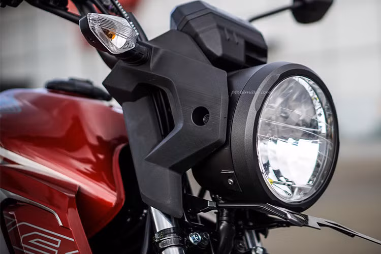 Về thiết kế, CB150R Verza sở hữu kiểu dáng của một chiếc xe côn tay backbone bình dân cổ điển rất phổ biến ở các nước châu Á, phối hợp với những đường nét tương tự các dòng naked-bike hiện nay. Phần đầu xe sở hữu bóng đèn dạng halogen cỏ điển, xi nhan thiết kế cao sát tay lái.