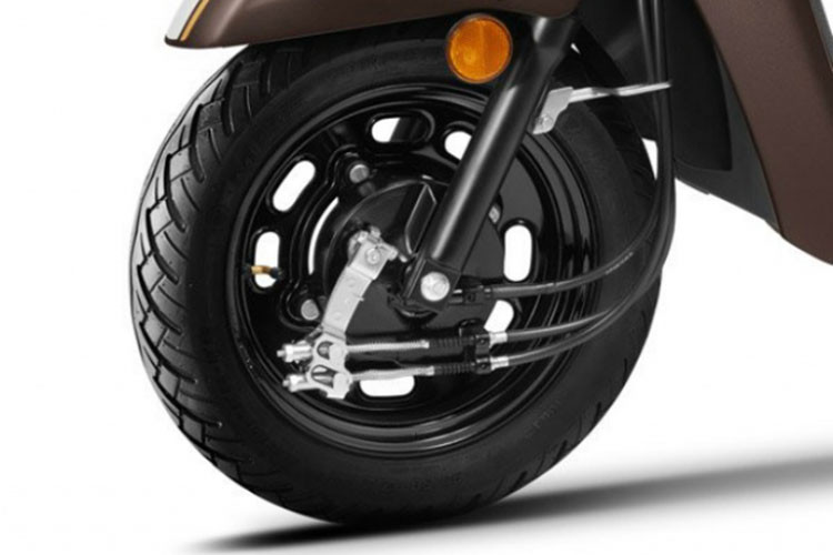 Bánh trước và bánh sau của xe vẫn sử dụng hệ thống thắng đùm đơn giản. Activa 6G 2021 phiên bản kỷ niệm 20 năm vẫn dùng phuộc ống lòng phía trước và lò xo trụ đôi phía sau. Trang bị an toàn gồm phanh cơ thường hoặc đĩa tuỳ theo từng phiên bản.
