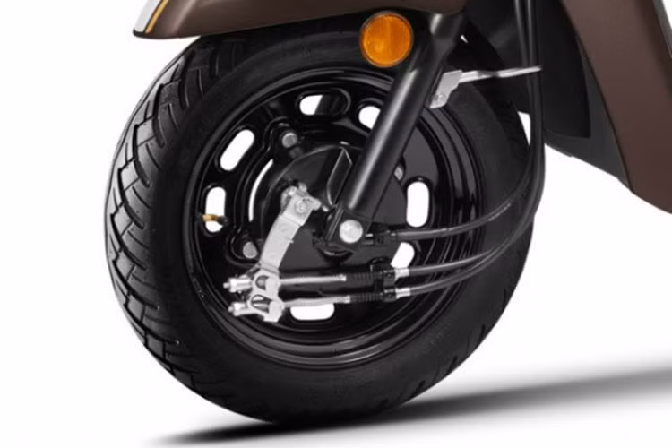 Bánh trước và bánh sau của xe vẫn sử dụng hệ thống thắng đùm đơn giản. Activa 6G 2021 phiên bản kỷ niệm 20 năm vẫn dùng phuộc ống lòng phía trước và lò xo trụ đôi phía sau. Trang bị an toàn gồm phanh cơ thường hoặc đĩa tuỳ theo từng phiên bản.