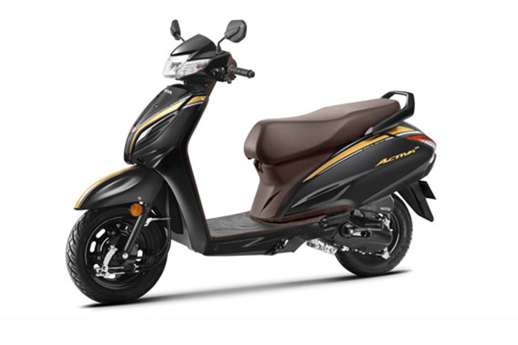 Điều khiến nhiều người hâm mộ thích thú là giá xe Honda Activa 20th Anniversary Edition rất rẻ. Xe có hai phiên bản Standard và Deluxe có giá bán lần lượt tại Ấn Độ chỉ 66.816 INR (21 triệu đồng) và 68.316 INR (21,47 triệu đồng). 