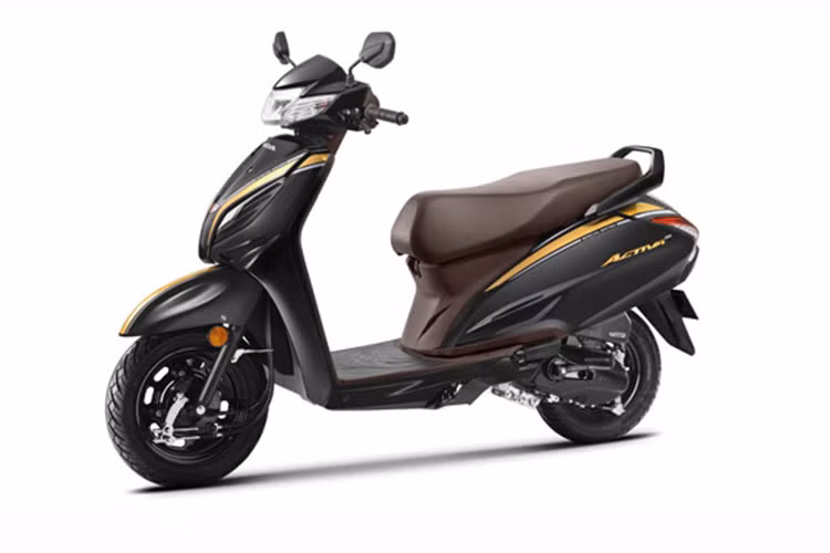 Điều khiến nhiều người hâm mộ thích thú là giá xe Honda Activa 20th Anniversary Edition rất rẻ. Xe có hai phiên bản Standard và Deluxe có giá bán lần lượt tại Ấn Độ chỉ 66.816 INR (21 triệu đồng) và 68.316 INR (21,47 triệu đồng). 