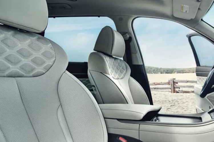 Trong khi đó, vô lăng của chiếc xe SUV Hyundai Palisade 2026 lại được nhiều người đánh giá có thiết kế tương tự trên SUV hạng sang Land Rover.