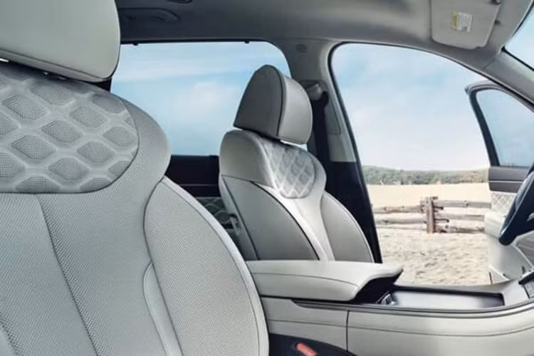 Trong khi đó, vô lăng của chiếc xe SUV Hyundai Palisade 2026 lại được nhiều người đánh giá có thiết kế tương tự trên SUV hạng sang Land Rover.